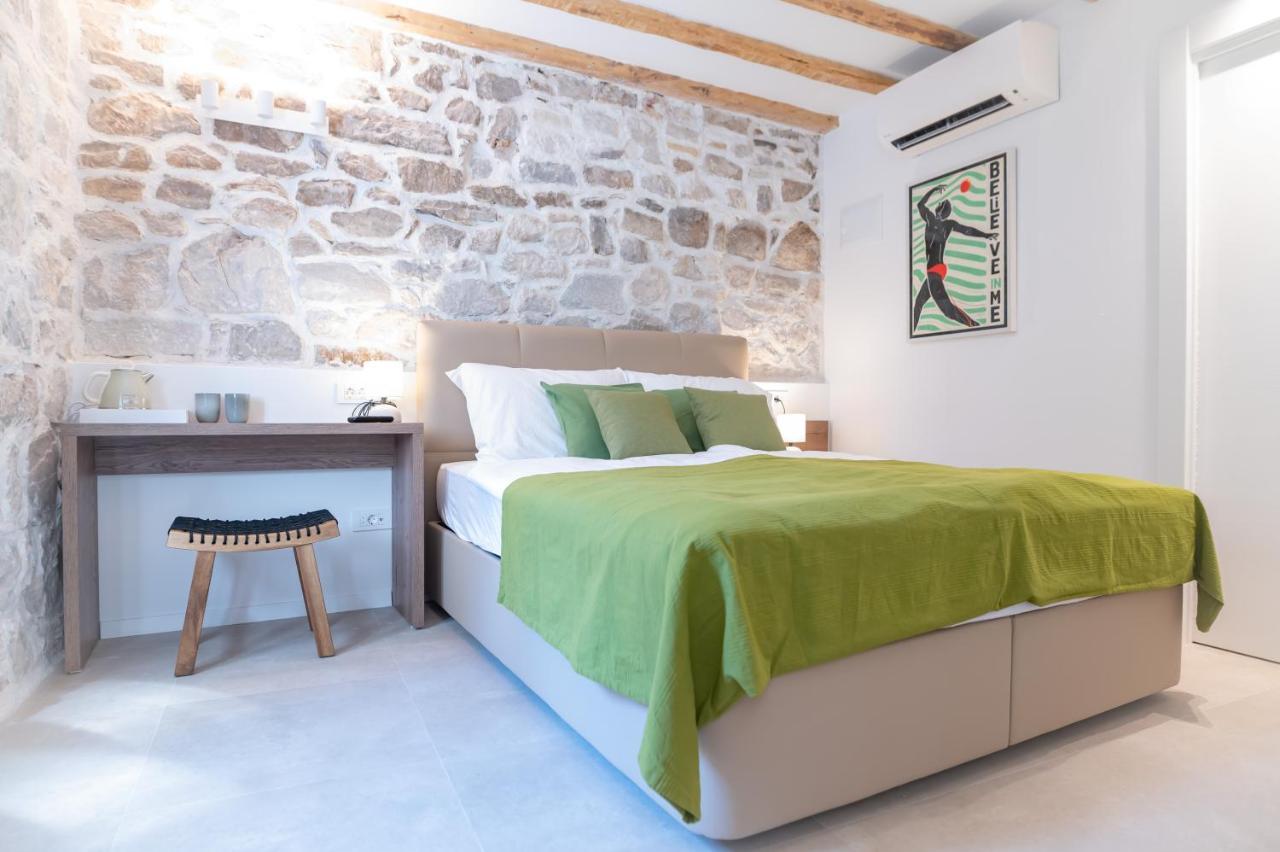 Vitelli And Apartment Split
