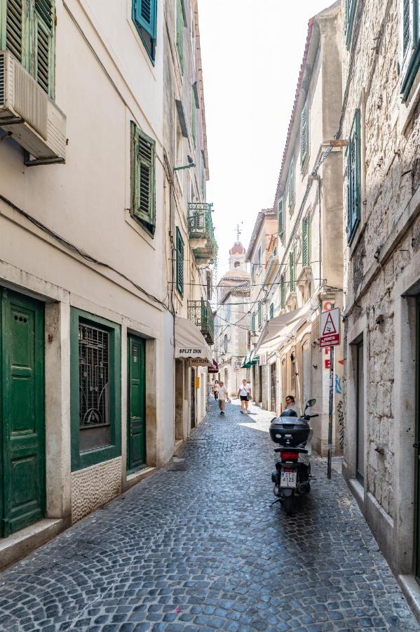Vitelli And * Split